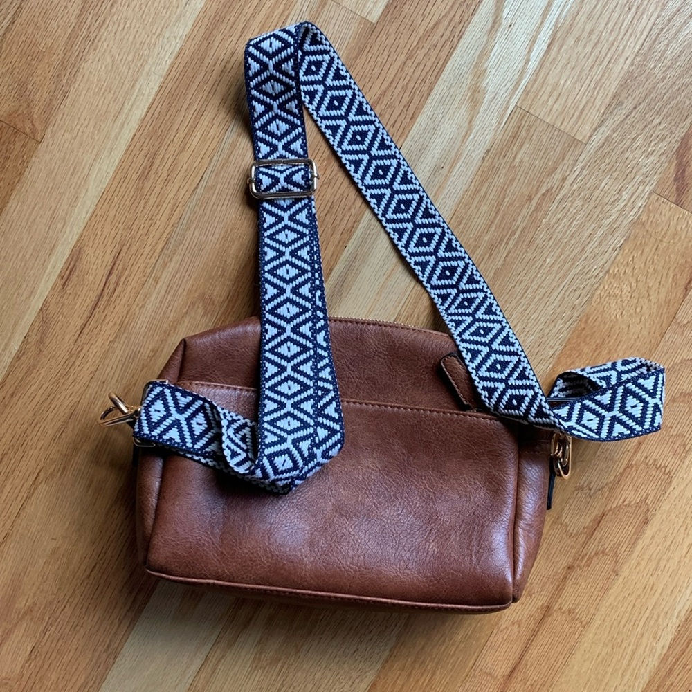 Medium brown faux leather crossbody bag. Excellent condition!